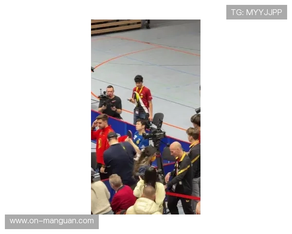 樊振东“红衣拜年”引发赛场年味讨论与二创